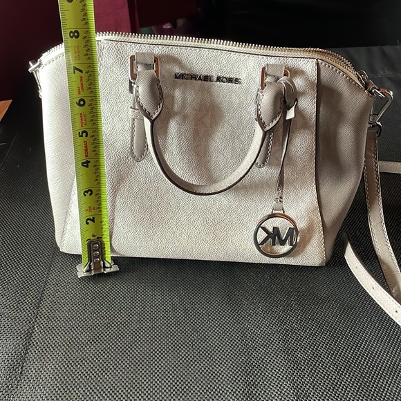 Used Michael Kors bag. - Picture 4 of 5